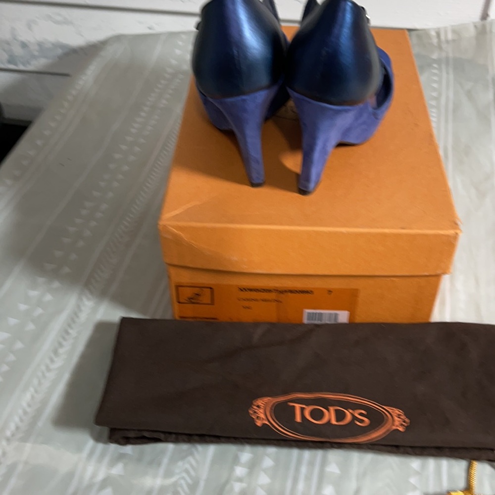 Shoes - Picture 3 of 4